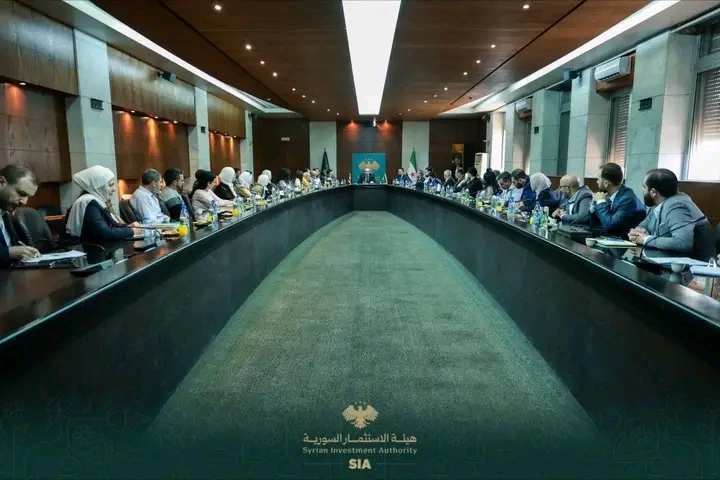 أكثر من 26 جهة عامة، من وزارات وهيئات ومؤسسات حكومية، على طاولة واحدة لتفعيل النافذة الواحدة في هيئة الاستثمار السورية