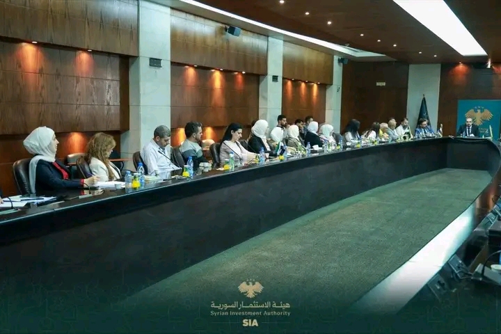 أكثر من 26 جهة عامة، من وزارات وهيئات ومؤسسات حكومية، على طاولة واحدة لتفعيل النافذة الواحدة في هيئة الاستثمار السورية