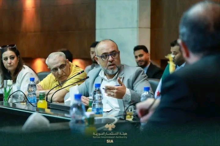 أكثر من 26 جهة عامة، من وزارات وهيئات ومؤسسات حكومية، على طاولة واحدة لتفعيل النافذة الواحدة في هيئة الاستثمار السورية