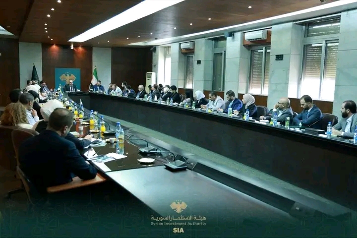 أكثر من 26 جهة عامة، من وزارات وهيئات ومؤسسات حكومية، على طاولة واحدة لتفعيل النافذة الواحدة في هيئة الاستثمار السورية